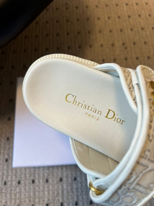CD 26 Flat Slippers White Beige Sheepskin Embroidered Fabric 621803