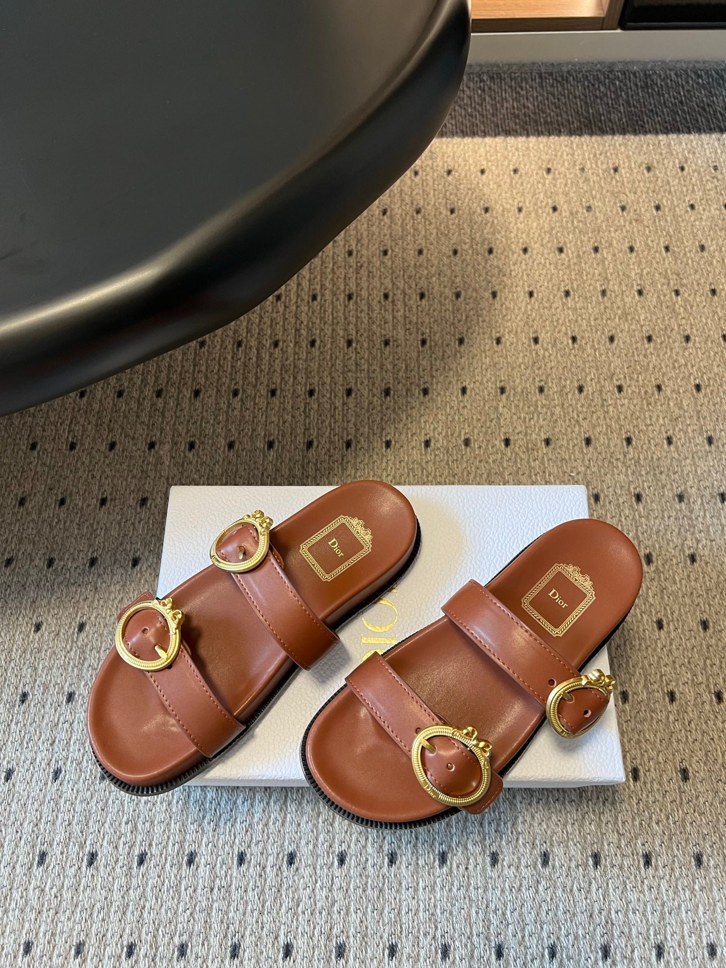 CD 26s Médaillon Buckle Slide Caramel Cowhide 820024