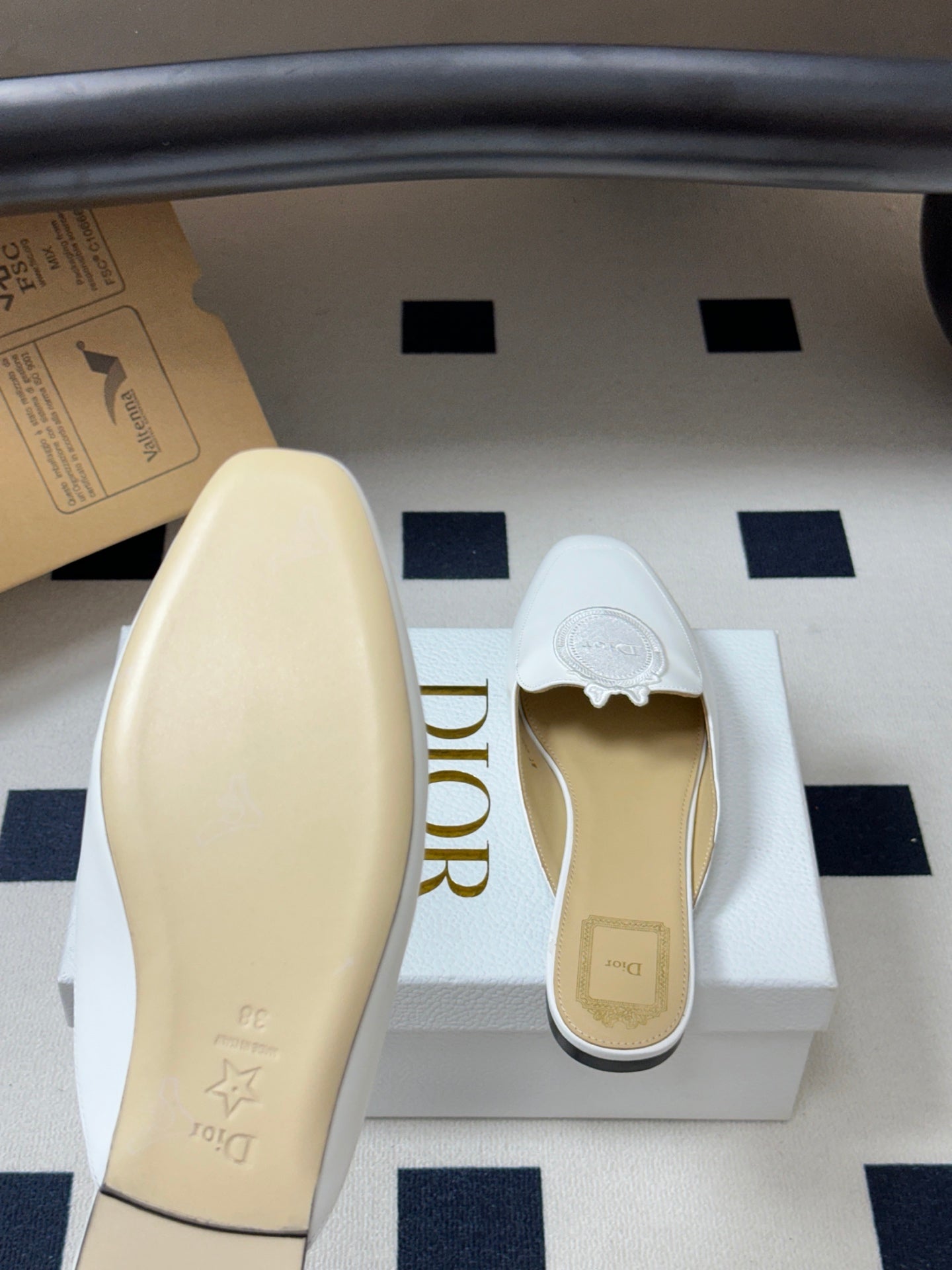 CD Médaillon Mule White Lambskin 834918
