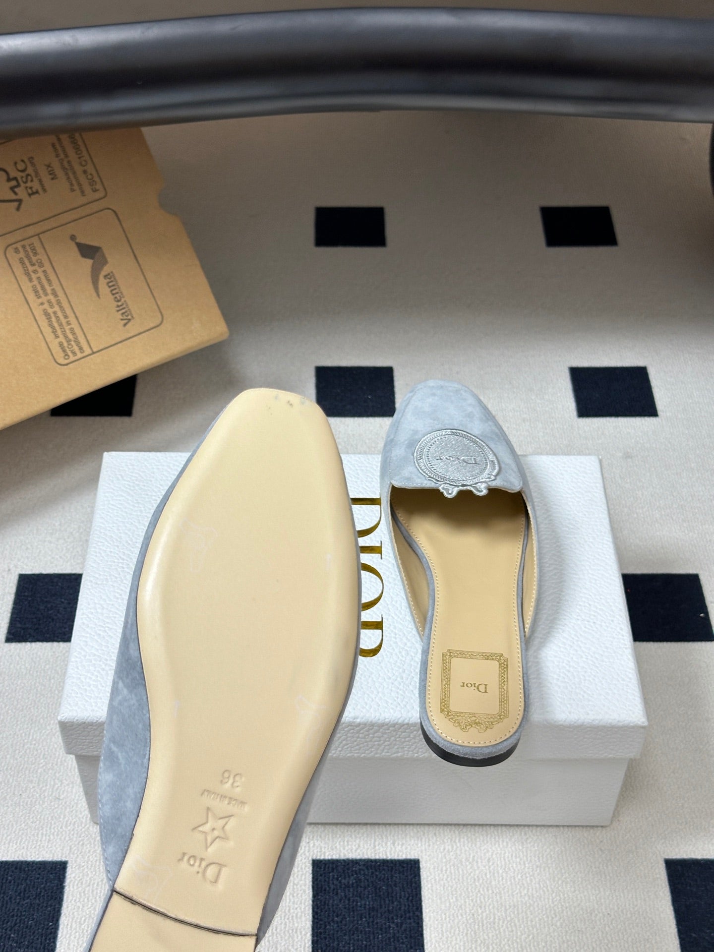 CD Médaillon Mule Light Grey Suede 834914