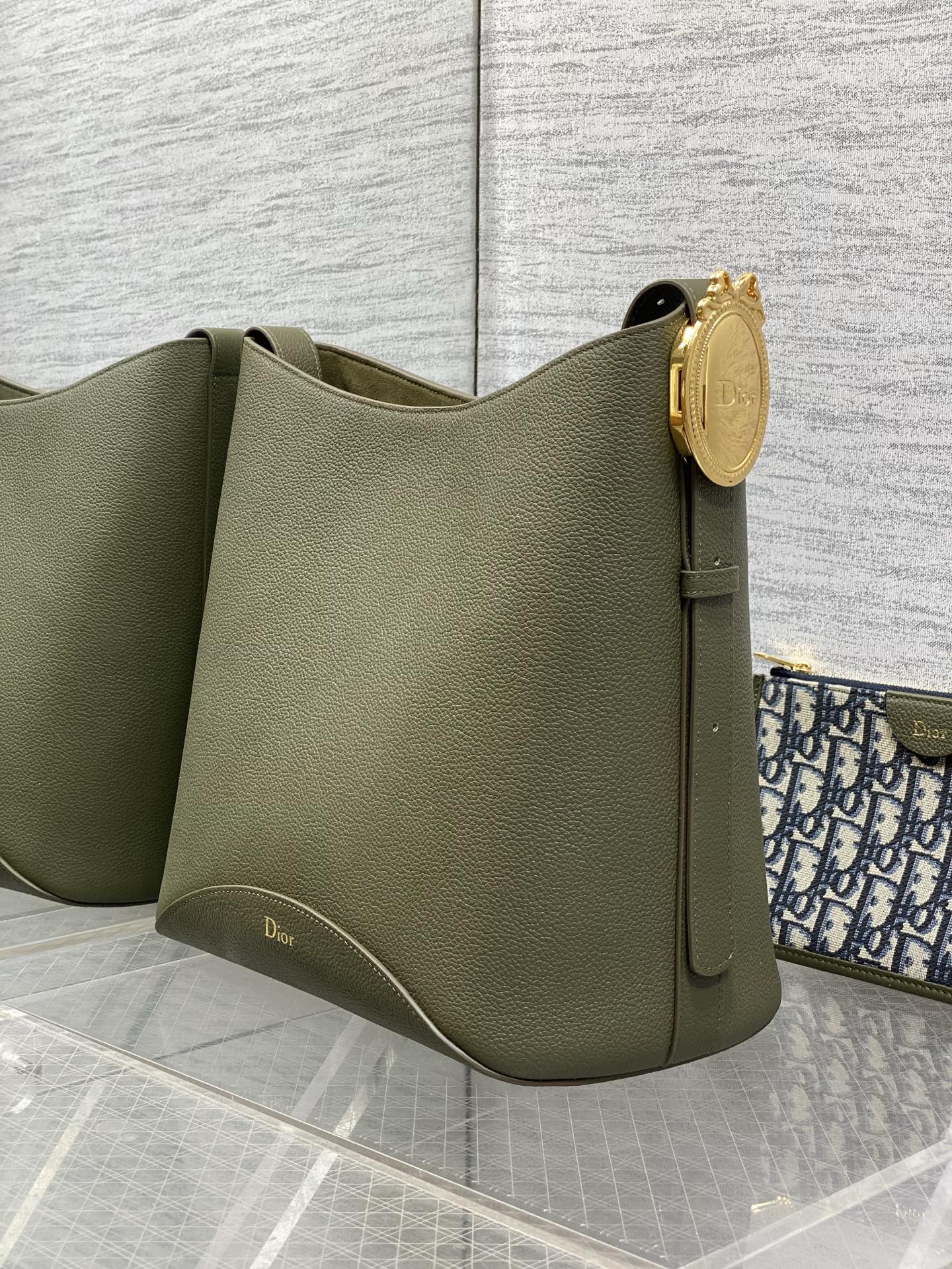 CD Médaillon Bucket Bag 26.5cm Dark Green in Cowhide 155518
