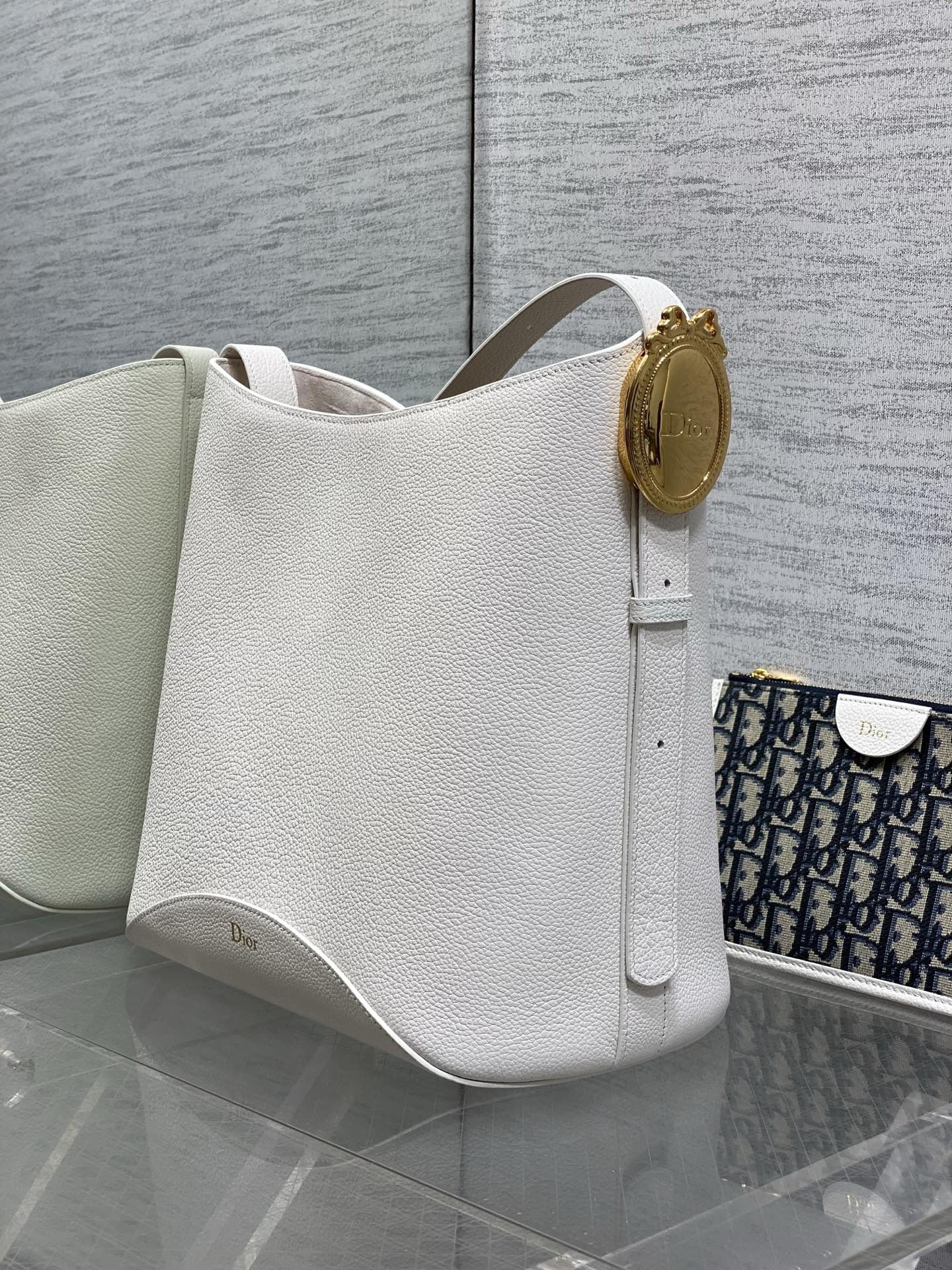 CD Médaillon Bucket Bag 26.5cm White in Cowhide 155528