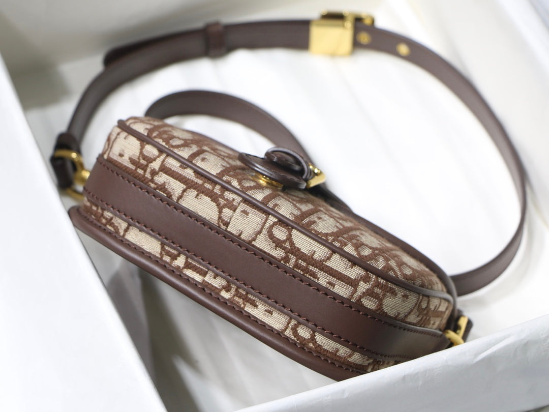 MEDIUM CD BOBBY 22CM CHOCOLATE OBLIQUE CANVAS GOLD HARDWARE