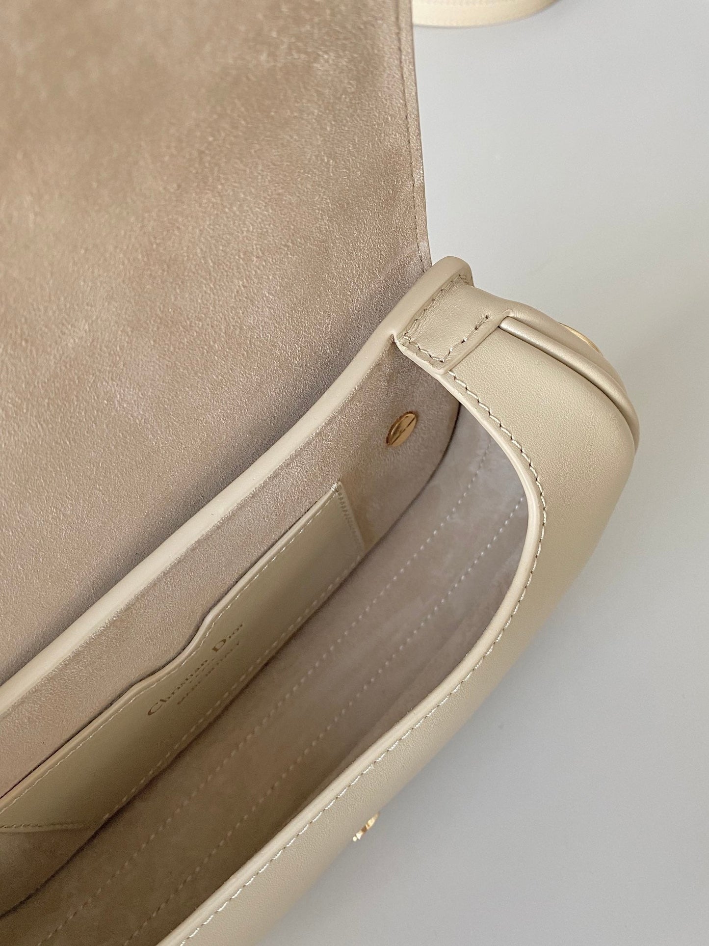 medium cd east west 22cm beige calfskin ghw