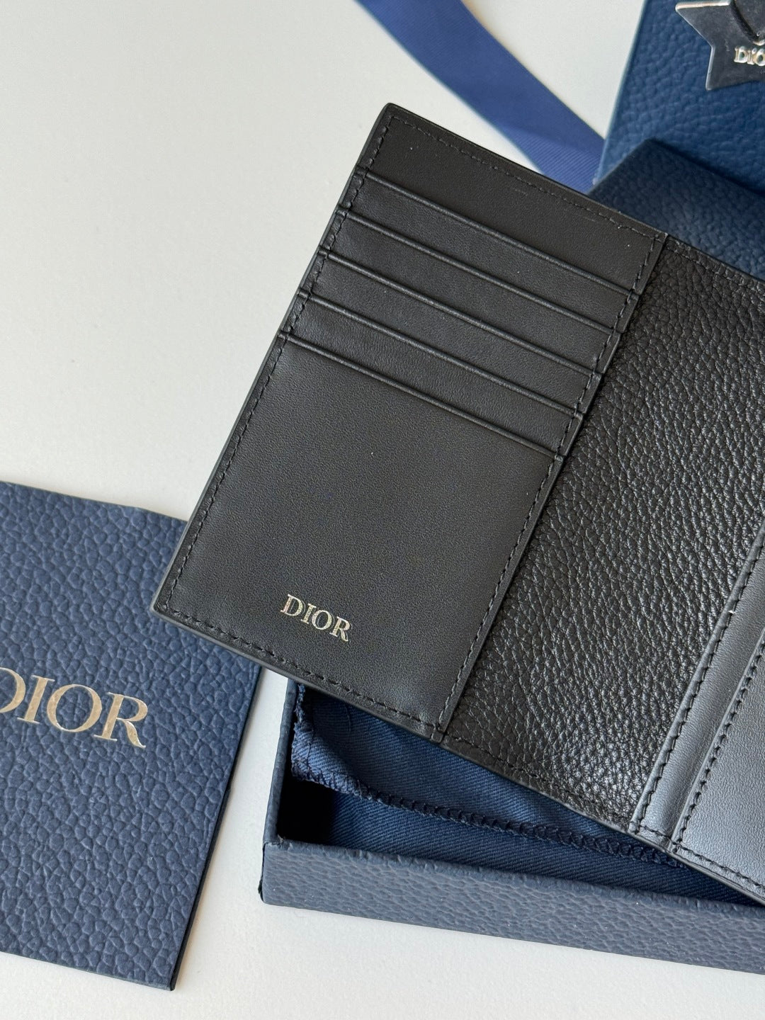 CD Vertical Bifold Card Holder Black Grain Cowhide