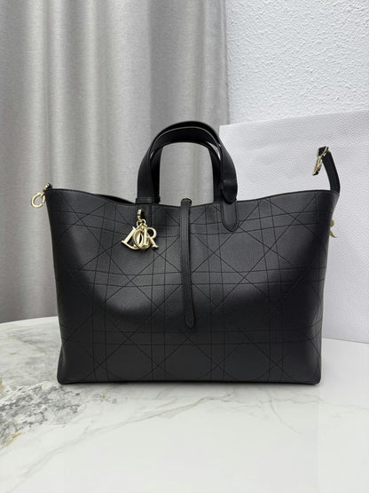 Dior 2026 Toujours Handbag Grained Calfskin
