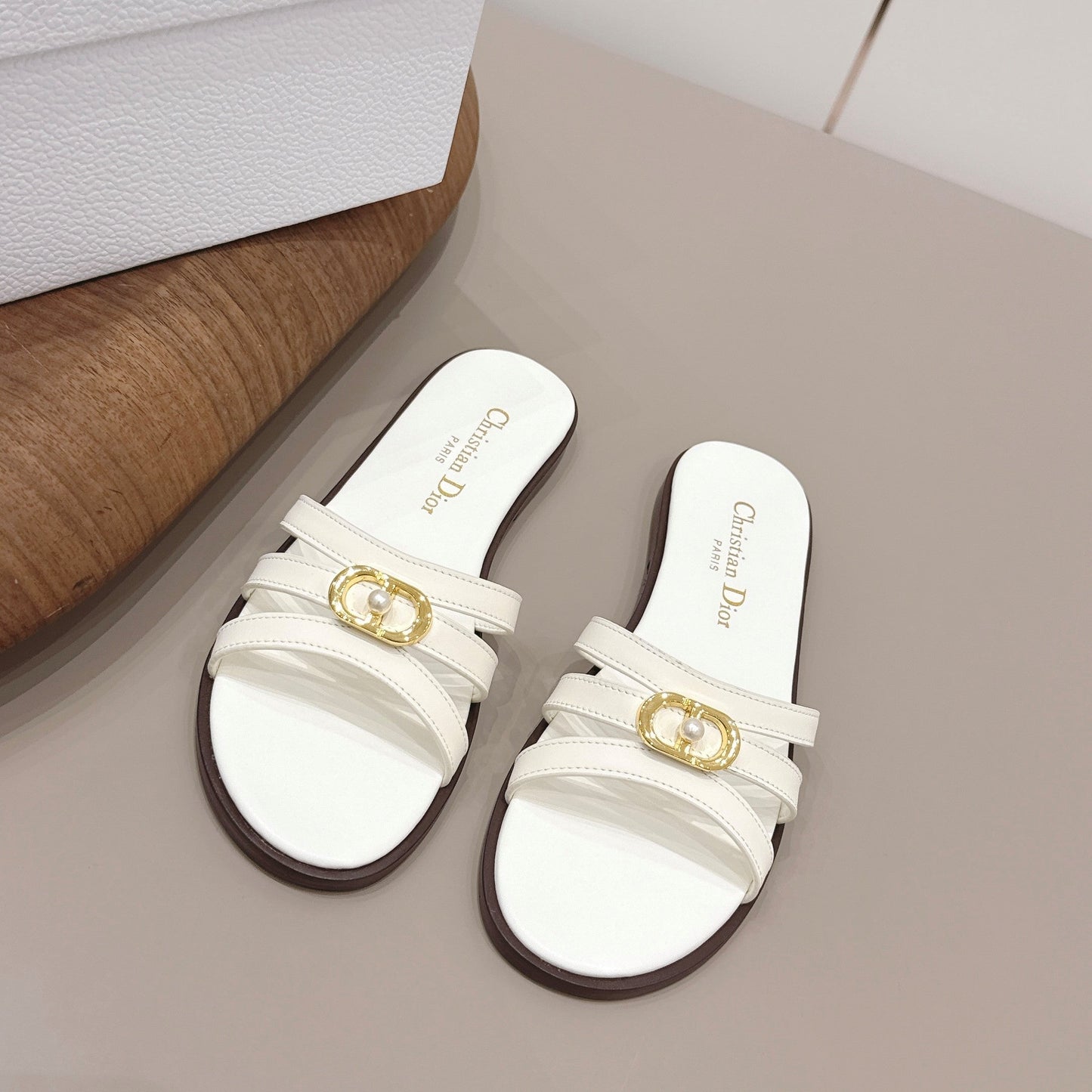 CD 26s 30M Slide White Calfskin 738225