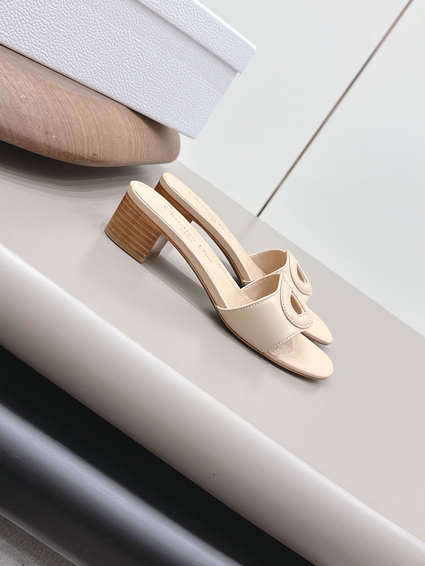 CD 26s Round-Toe Sandals 4.5cm Beige Calfskin 738235