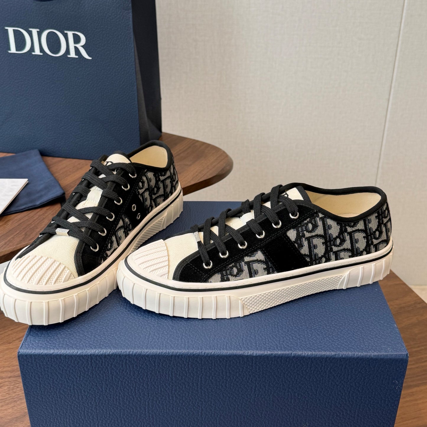 CD 26s Hooper Low-Top Sneaker Black Beige Canvas 940263