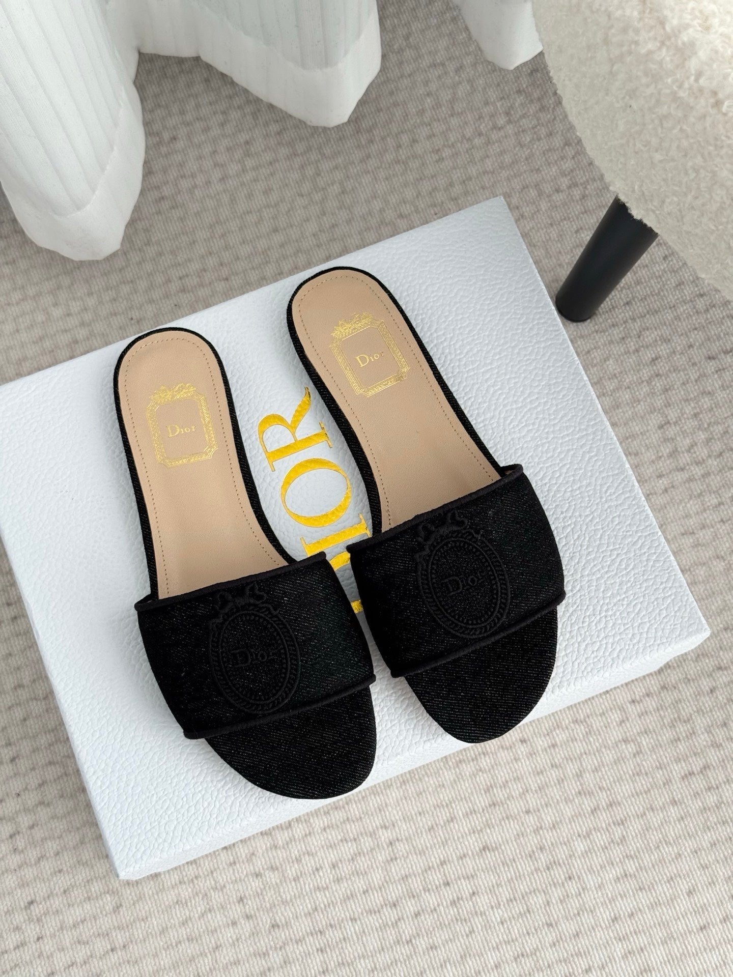 CD Médaillon Slide Flat Black Denim 849732