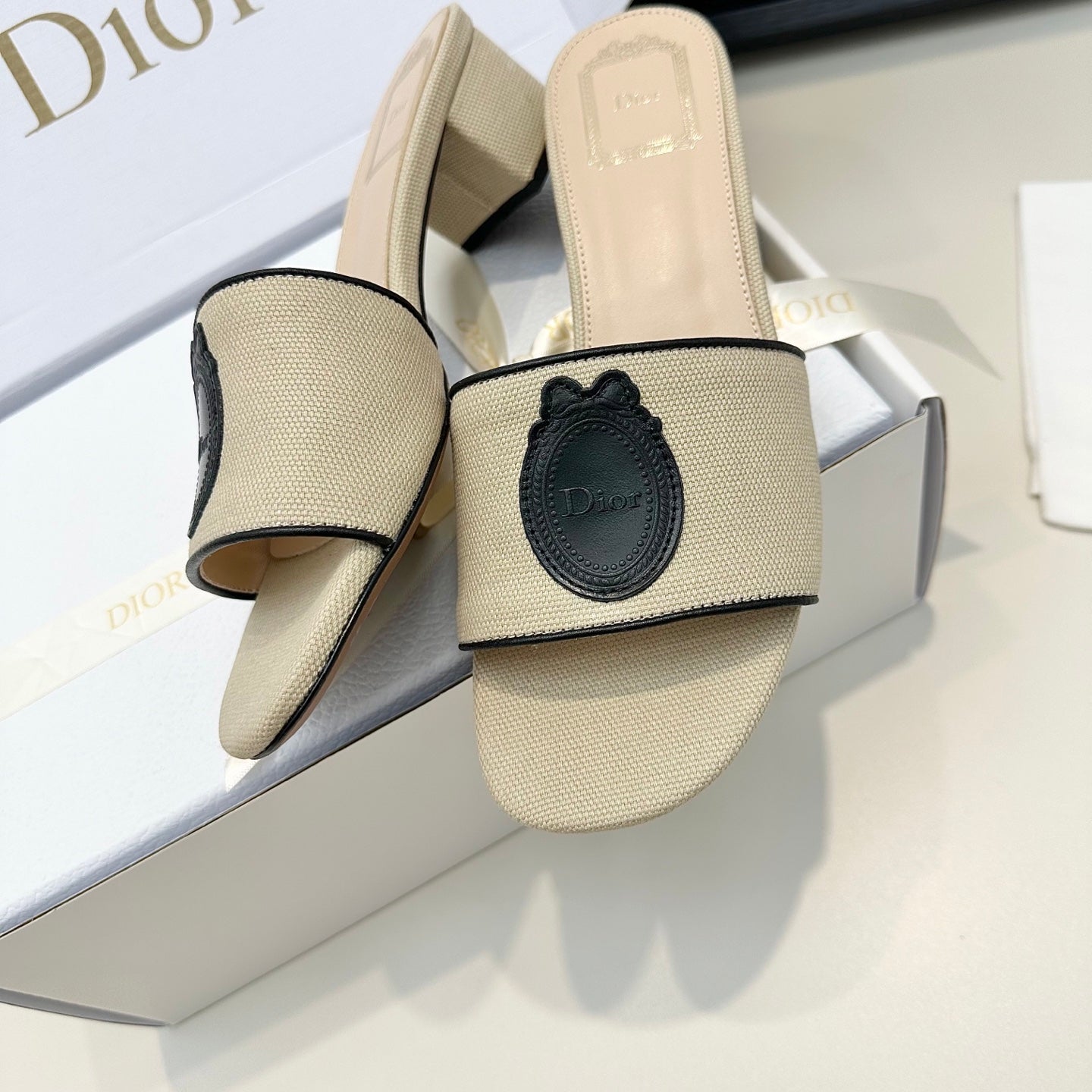 CD Médaillon Slide 4.5cm Cream Black Denim 899861