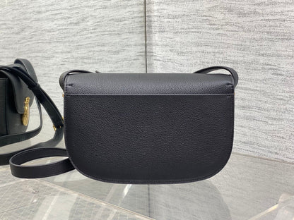 CD 2026 Médaillon Flap Bag 23cm Grained Calfskin