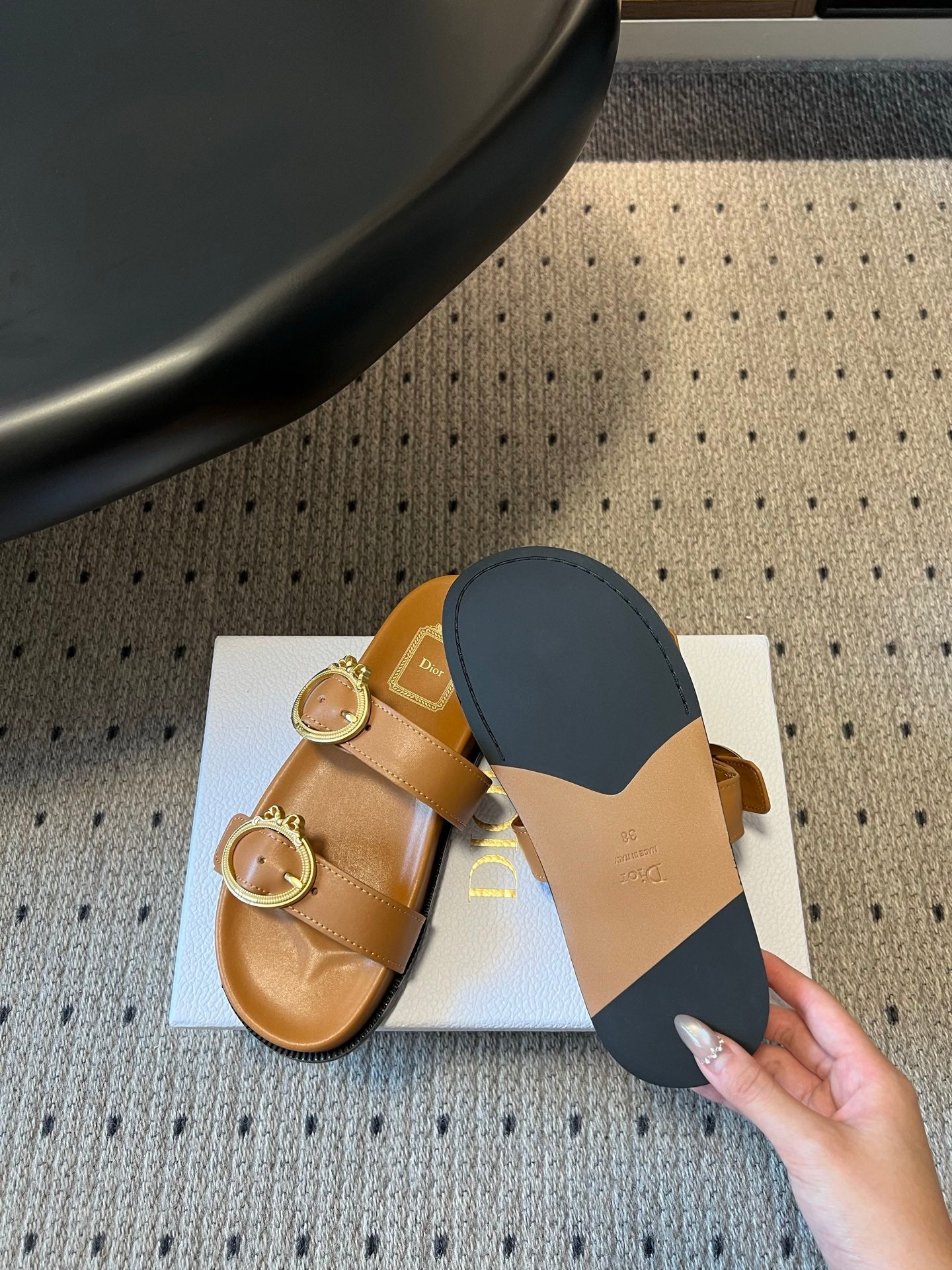 CD 26s Médaillon Buckle Slide Brown Cowhide 820026