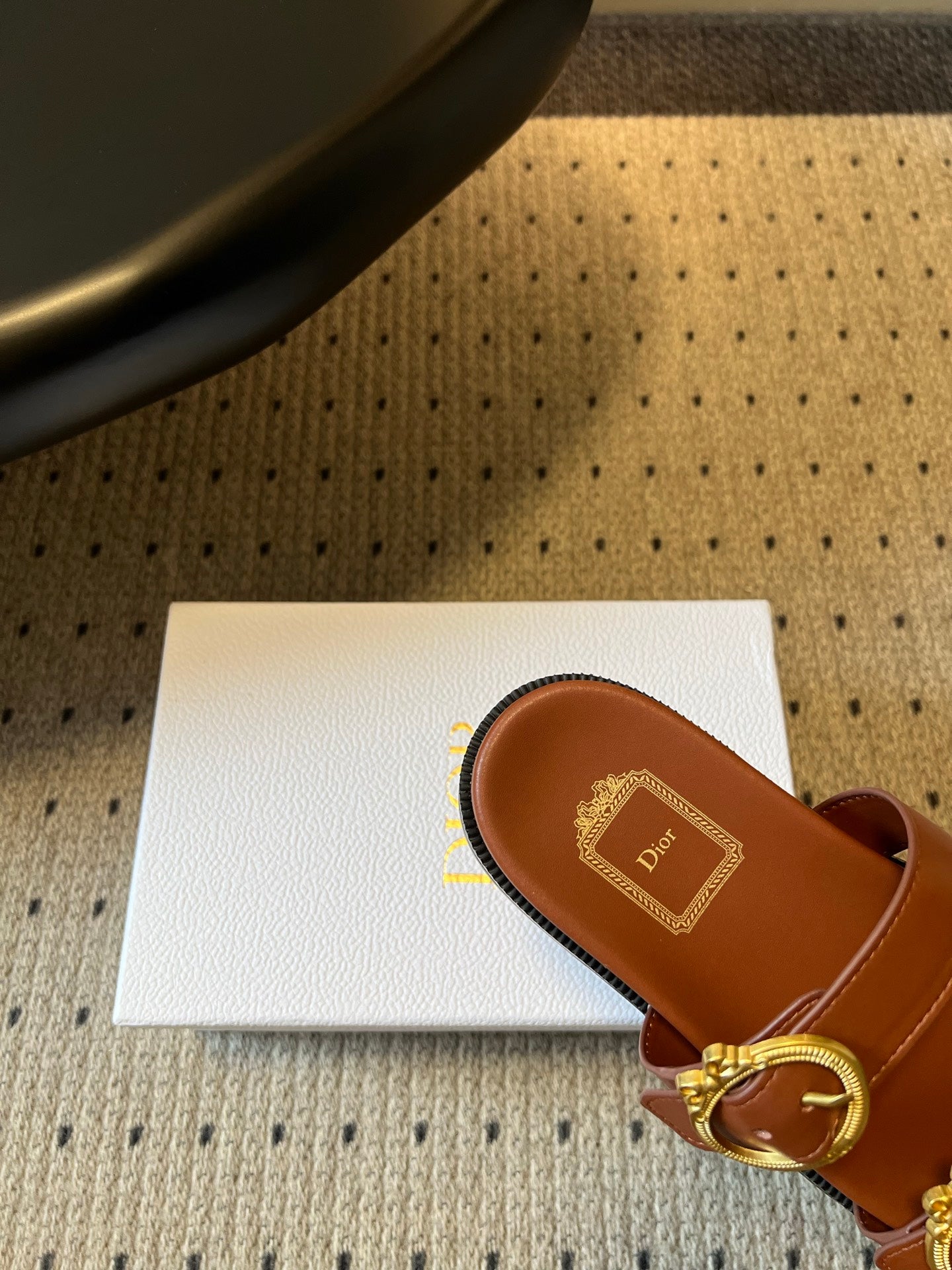 CD 26s Médaillon Buckle Slide Caramel Cowhide 820024