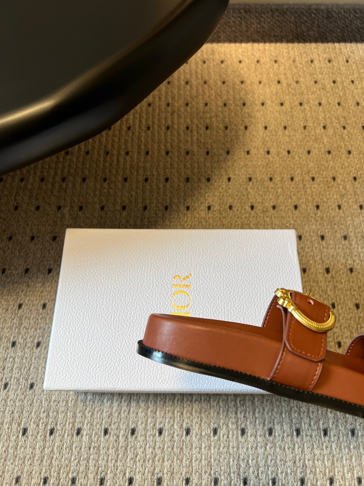 CD 26s Médaillon Buckle Slide Caramel Cowhide 820024