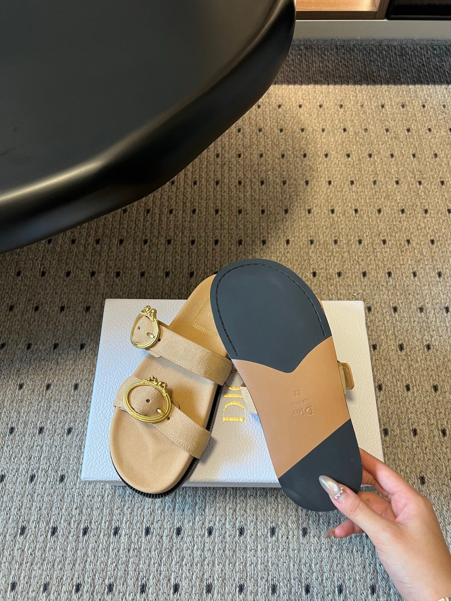 CD 26s Médaillon Buckle Slide Cream Suede 820025