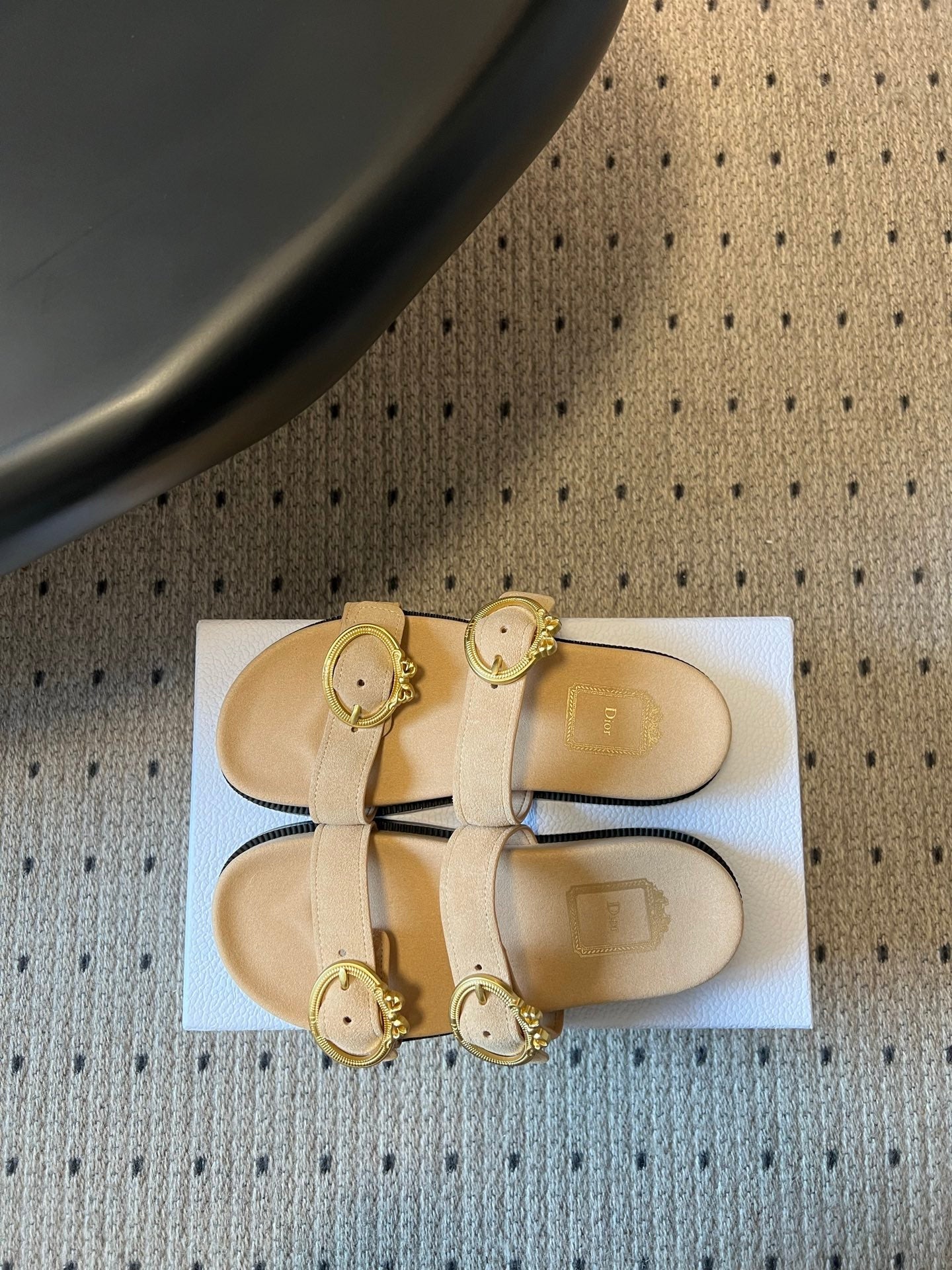 CD 26s Médaillon Buckle Slide Cream Suede 820025