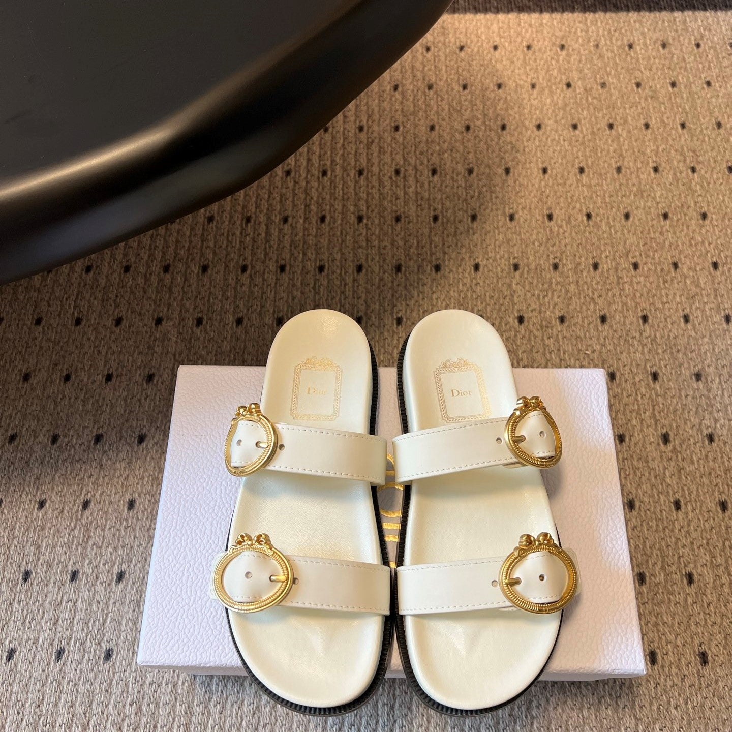 CD 26s Médaillon Buckle Slide White Cowhide 820027