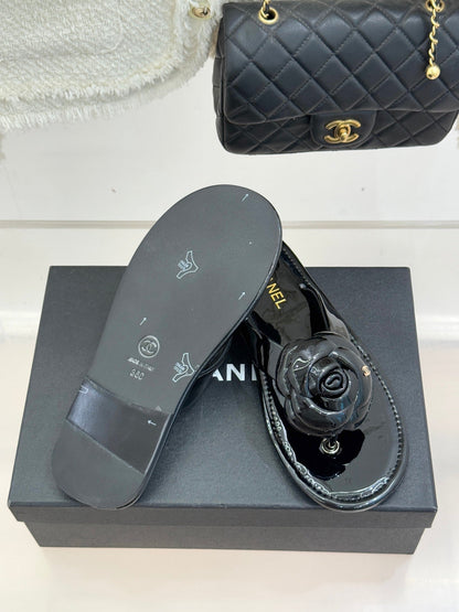 CC 26 Camellia Thong Sandal Black Patent Leather 609993