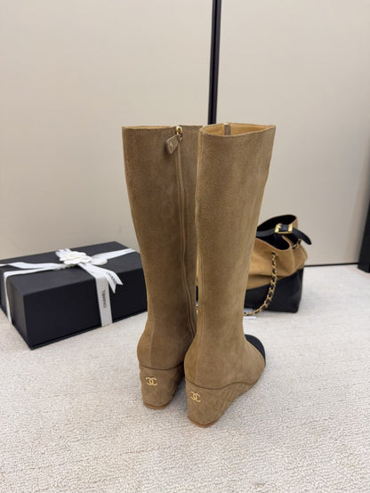 CC 26 Wedge Boot Tan Black Suede 588895