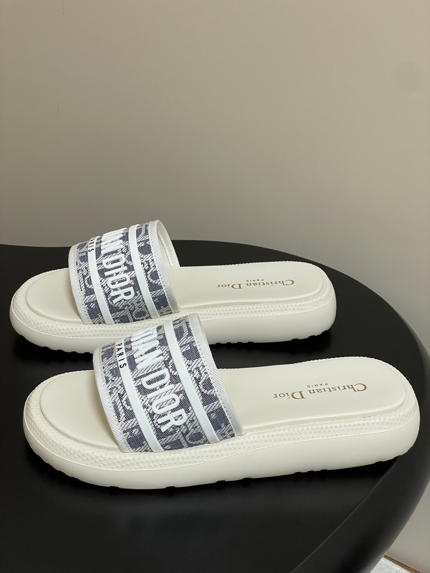 CD 25 Slippers White Gray Fabric 394062