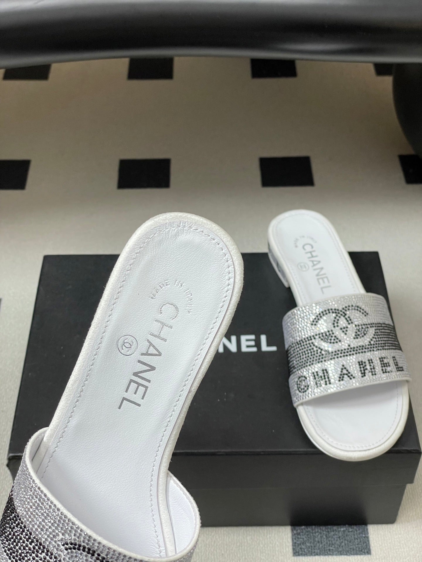 CC 26s Flat Sandals White Gray Sheepskin Rhinestones 649515