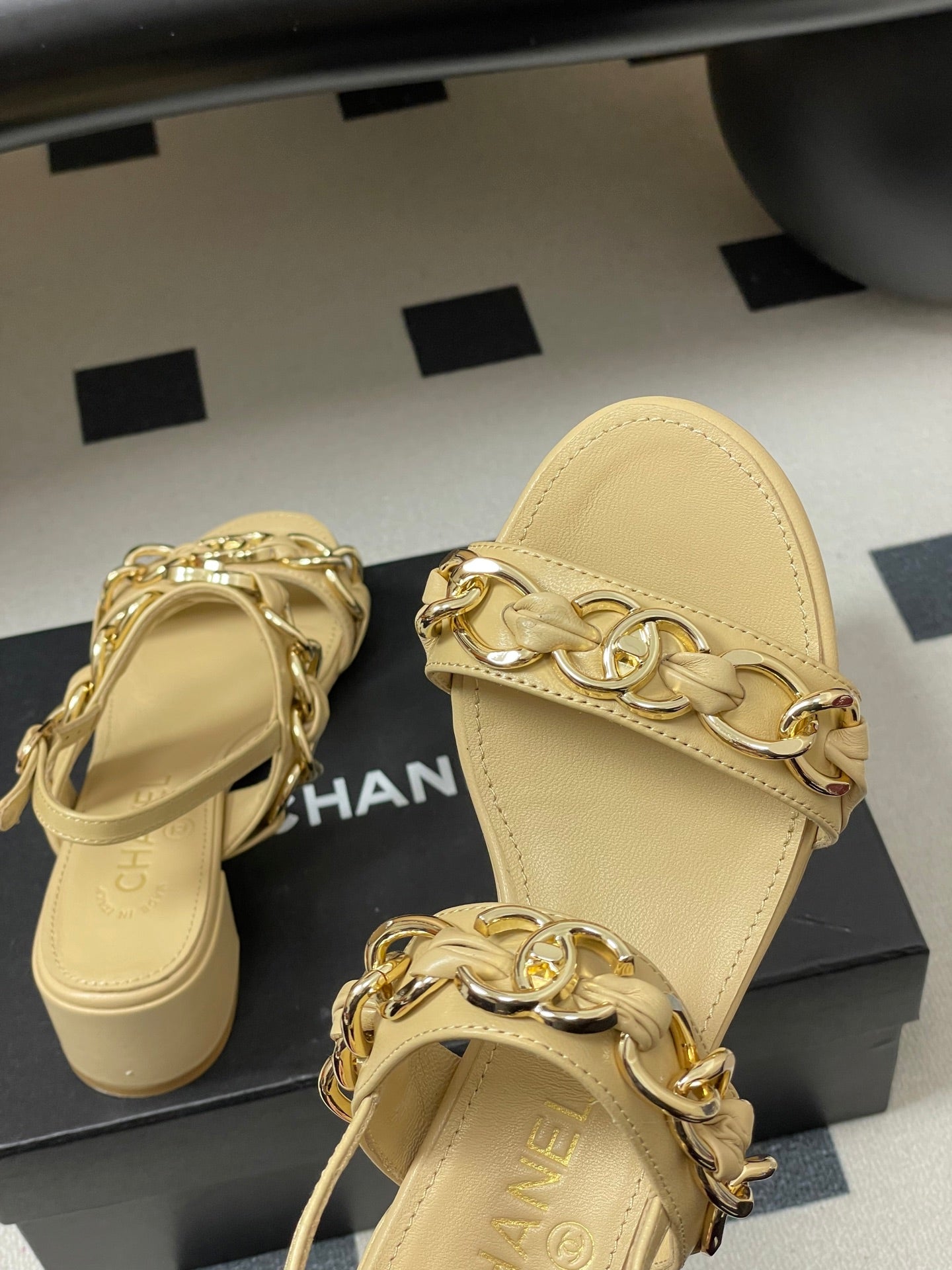 CC 26s Buckle Chain Sandals 55 Beige Sheepskin 649472