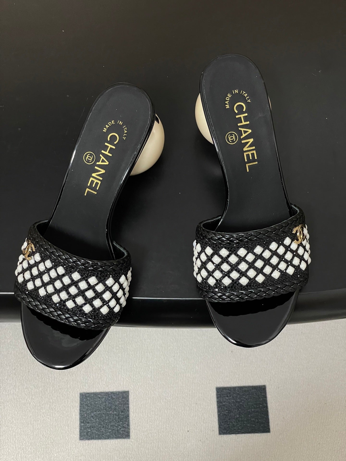 CC 26s Pearl Sandals 70 Black Patent Leather 649540