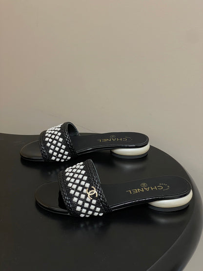 CC 26s Pearl Flat Sandals Black White Patent Leather 649543
