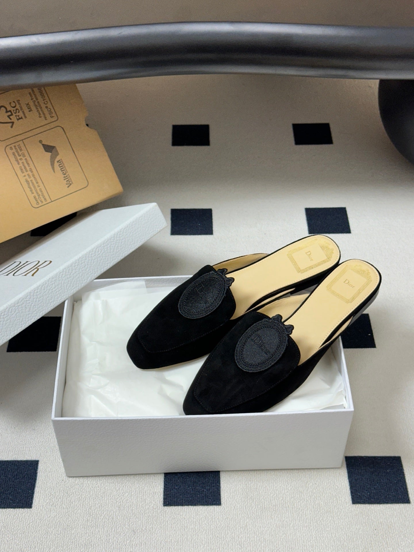 CD Médaillon Mule Black Suede 834915