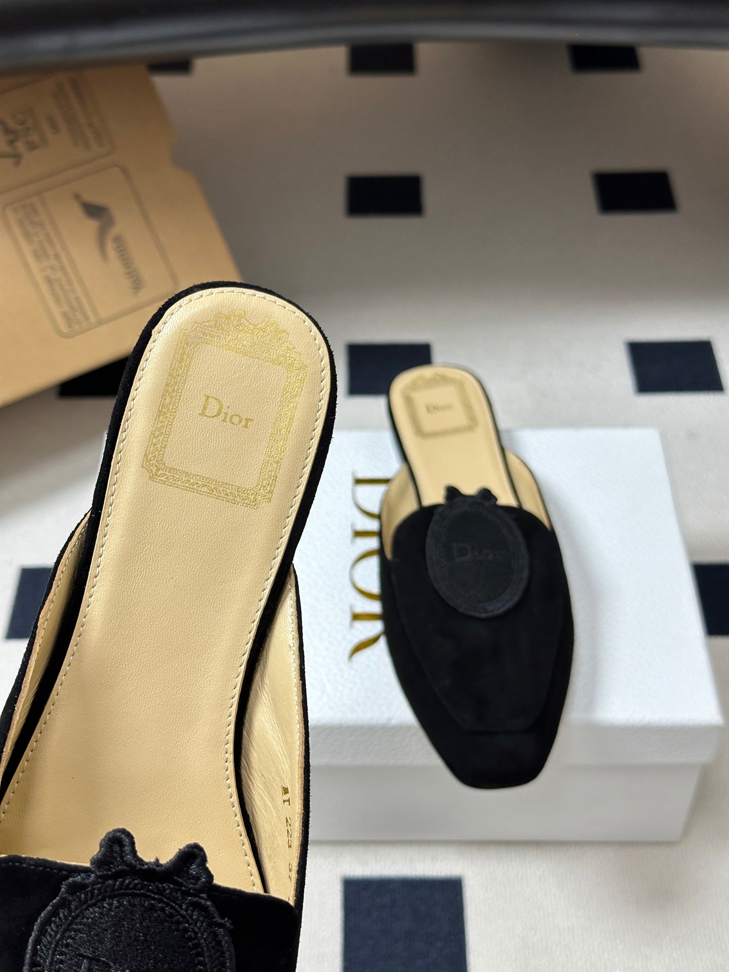 CD Médaillon Mule Black Suede 834915