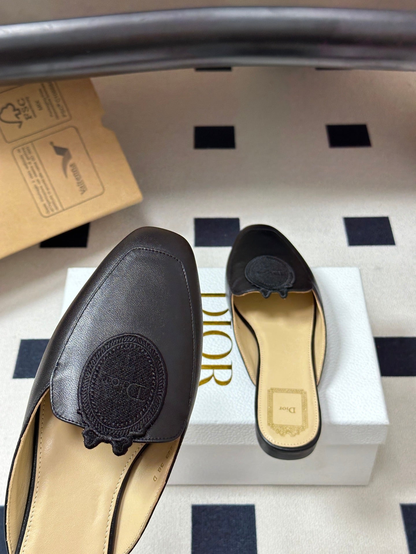 CD Médaillon Mule Black Lambskin 834917
