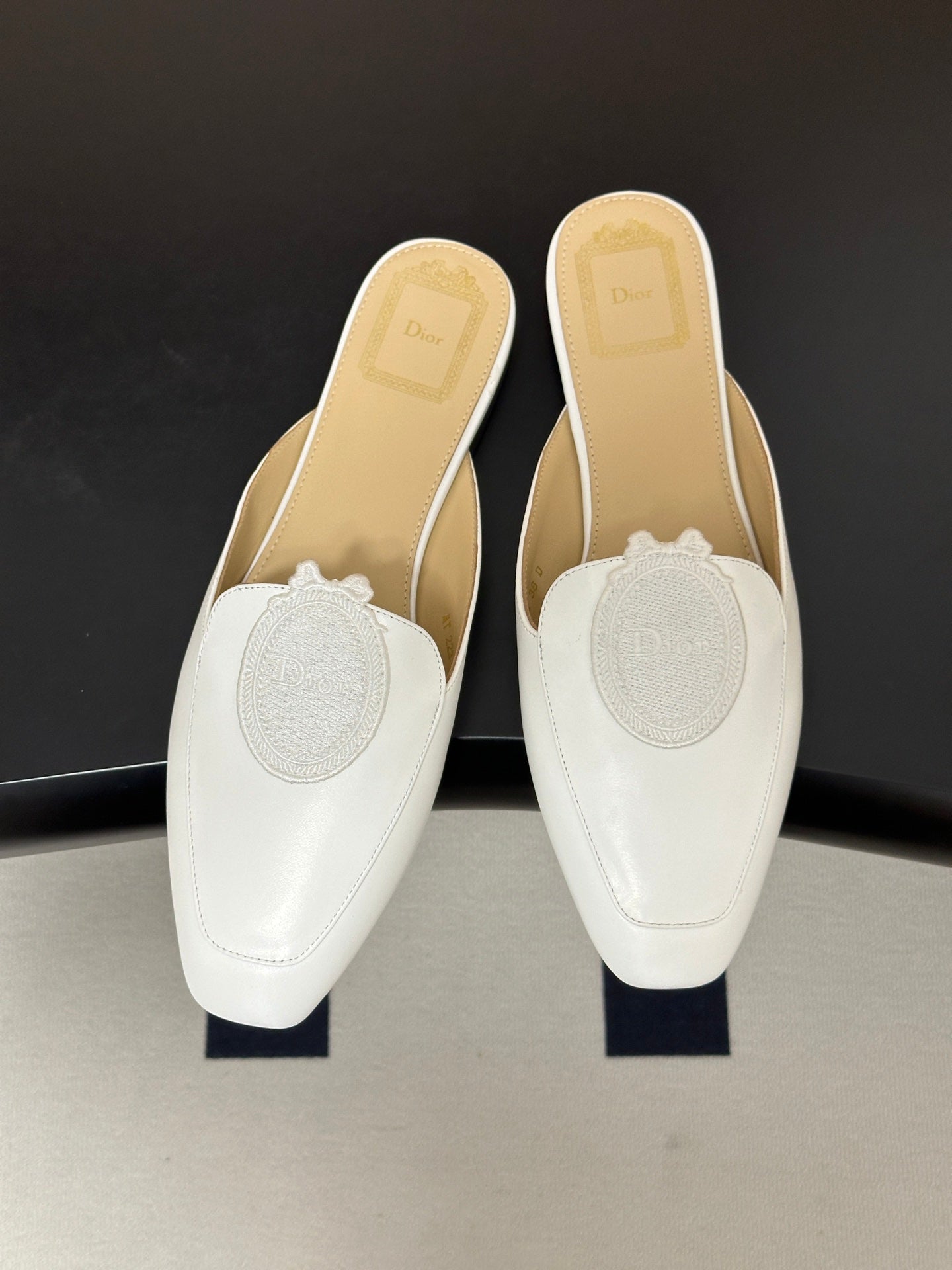 CD Médaillon Mule White Lambskin 834918