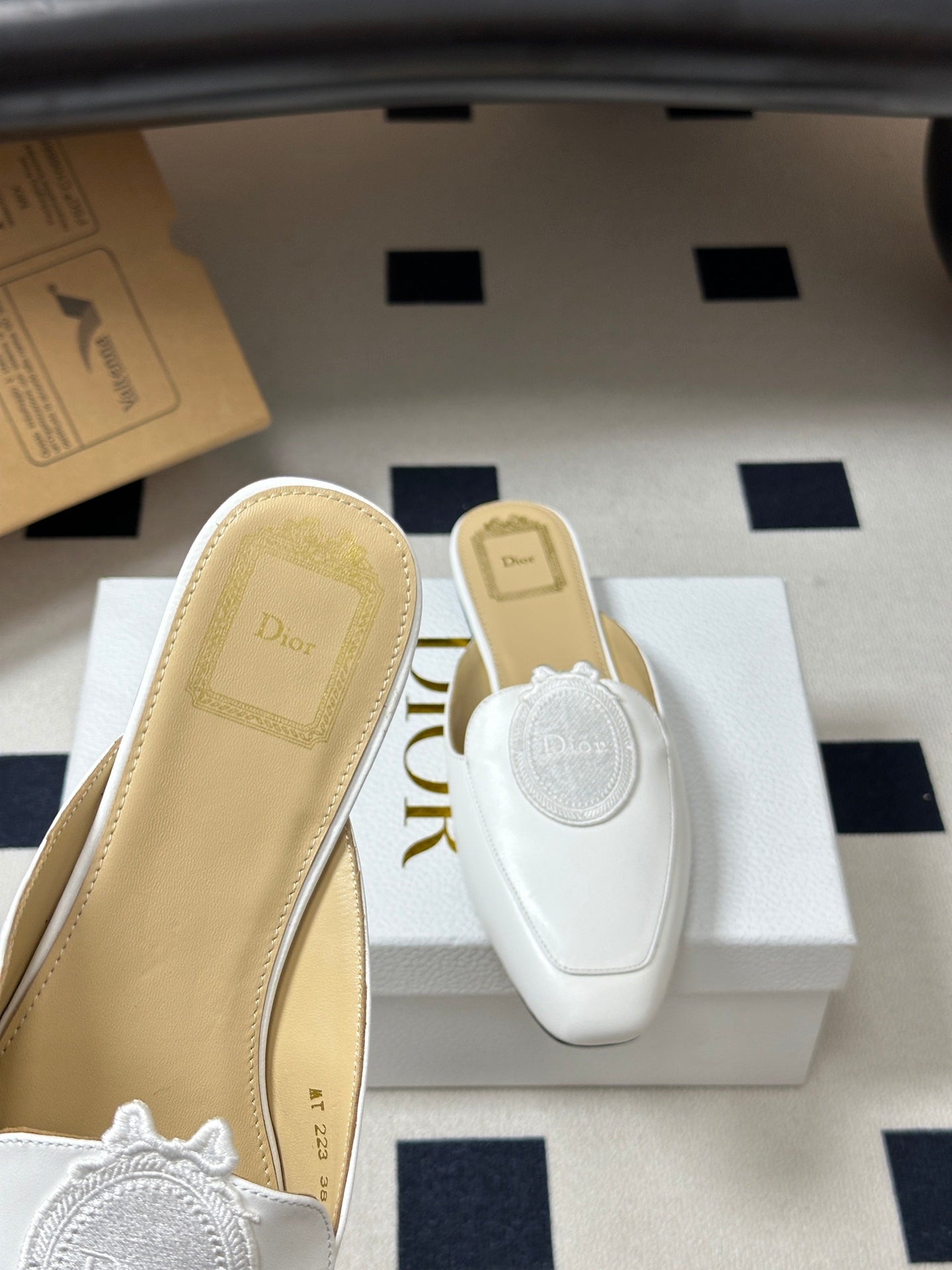 CD Médaillon Mule White Lambskin 834918