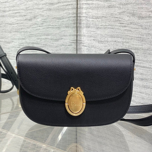 CD 2026 Médaillon Flap Bag 23cm Grained Calfskin