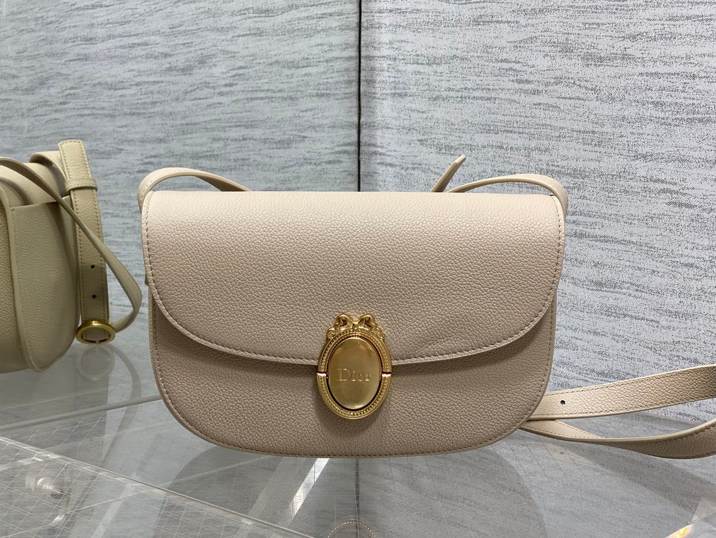 CD 2026 Médaillon Flap Bag 23cm Grained Calfskin