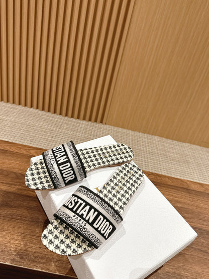 CD 26s D-Club Flat Slides In Black And White Houndstooth