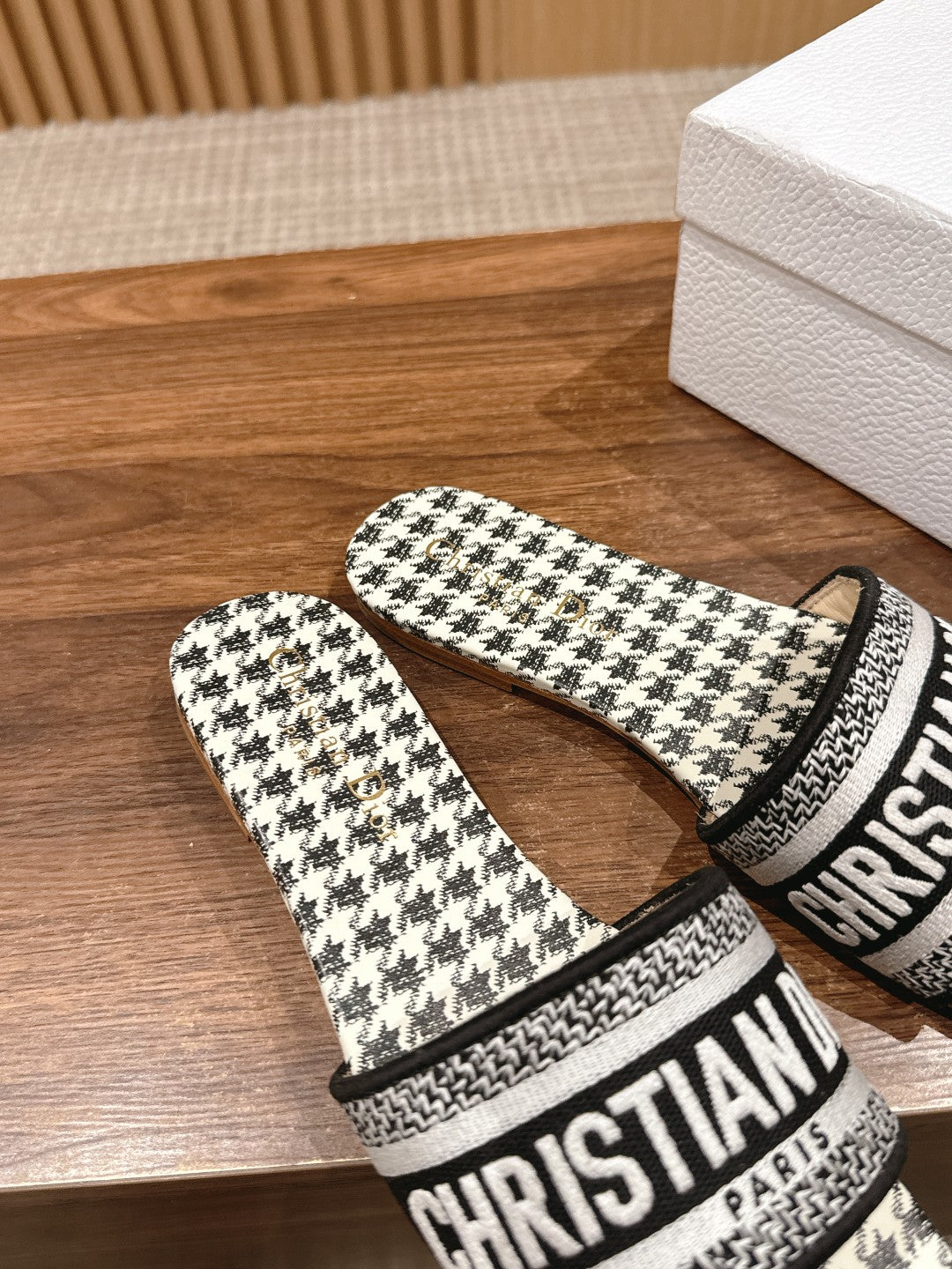 CD 26s D-Club Flat Slides In Black And White Houndstooth