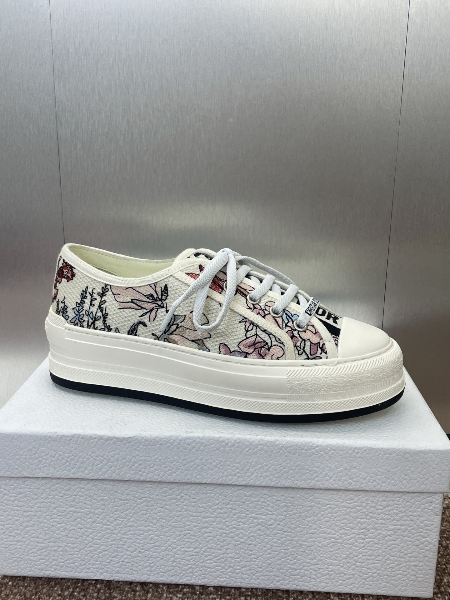 CD Walk'n Dior Oblique White Flower Motif Cowhide Fabric
