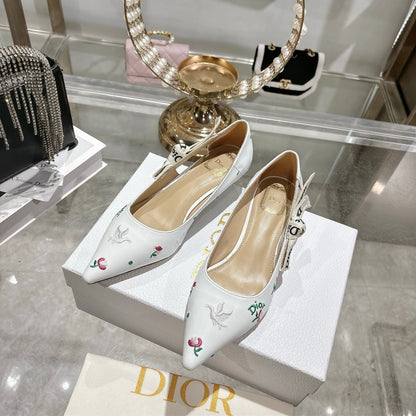 CD 26 High Heel Pump Flower 25 White Sheepskin Ribbon 679715