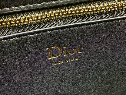 CD 2026 Médaillon Flap Bag 23cm Grained Calfskin